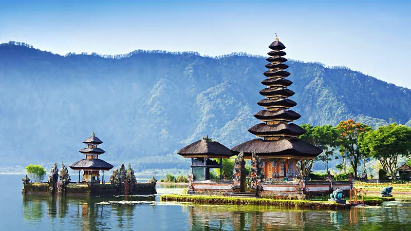 El templo Ulun Danu Beratan sobre el lago Bratan