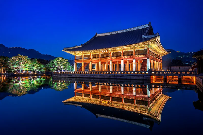 El pabellón Gyeonghoeru iluminado de noche, en Seúl