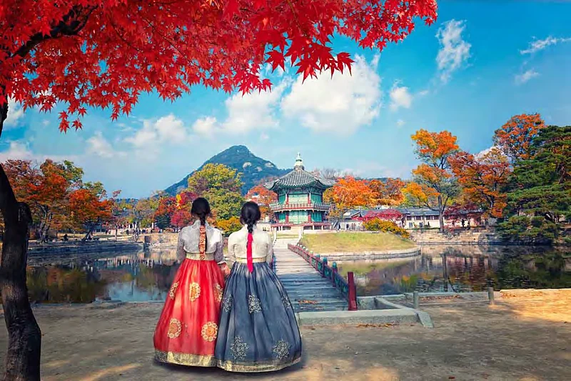 Viajeras con hanbok en el palacio Gyeongbokgung, en otoño