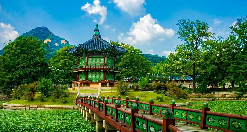 El pabellón Hyangwonjeong en verano