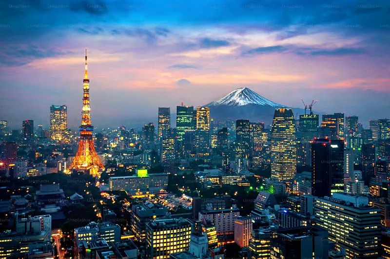 Tokio de noche, con la Torre de Tokio y el Fuji al fondo