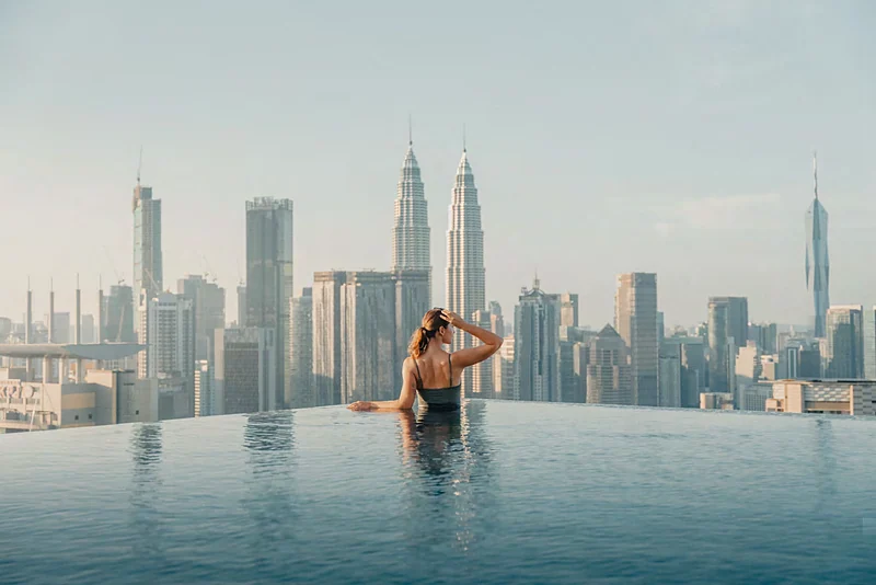 Piscina en altura frente al skyline de Kuala Lumpur