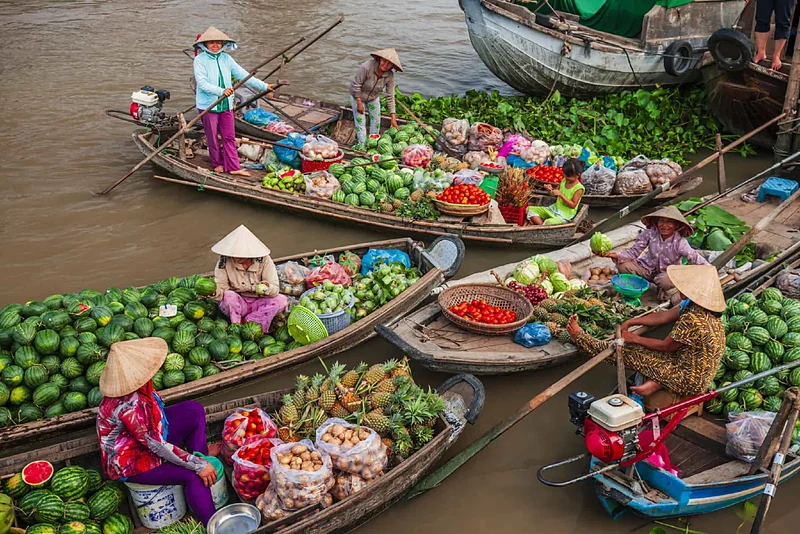 Botes con frutas en un mercado flotante cerca de Bangkok