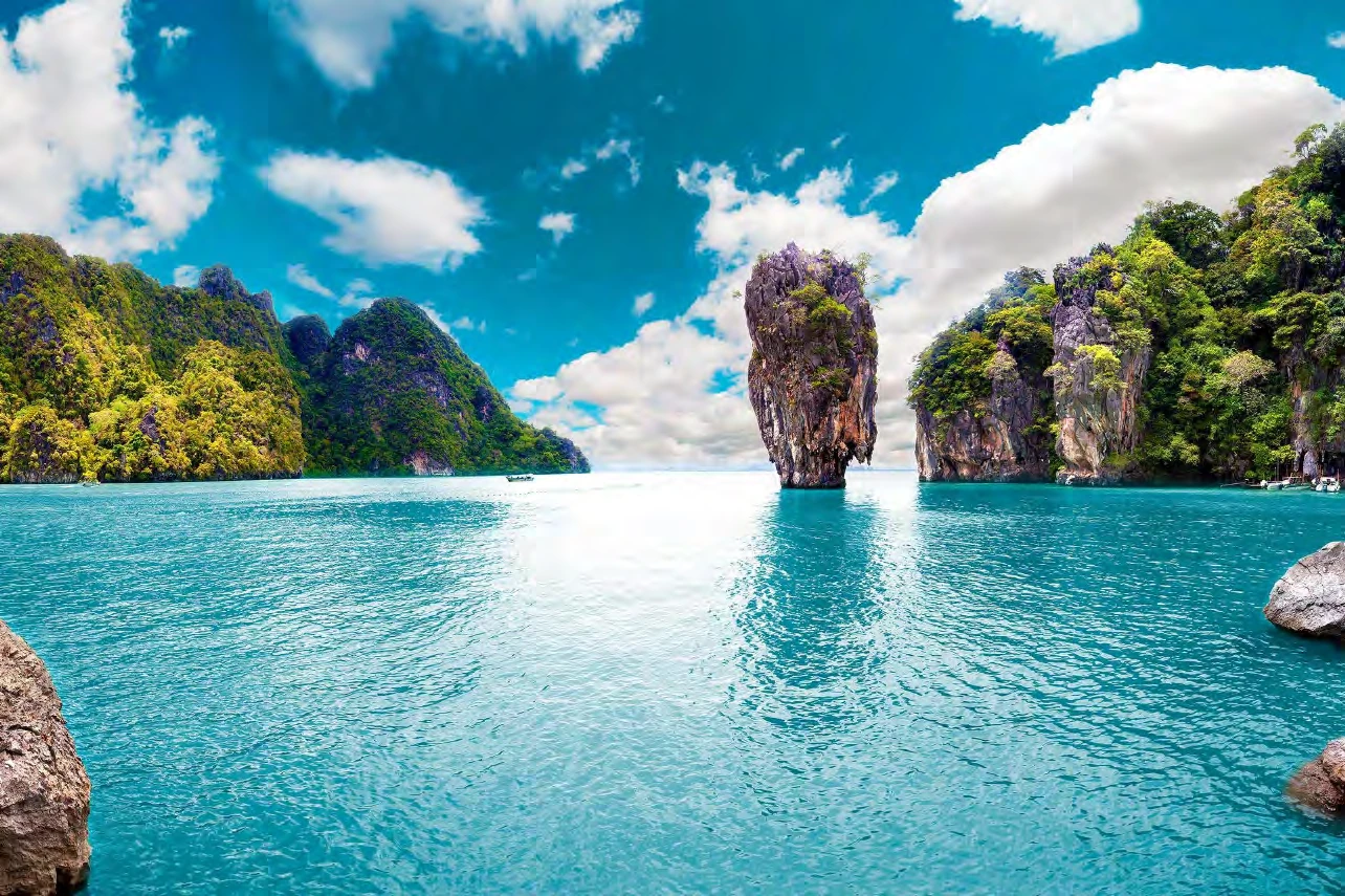 Islotes de piedra caliza sobre agua turquesa en la bahía de Phang Nga, Tailandia