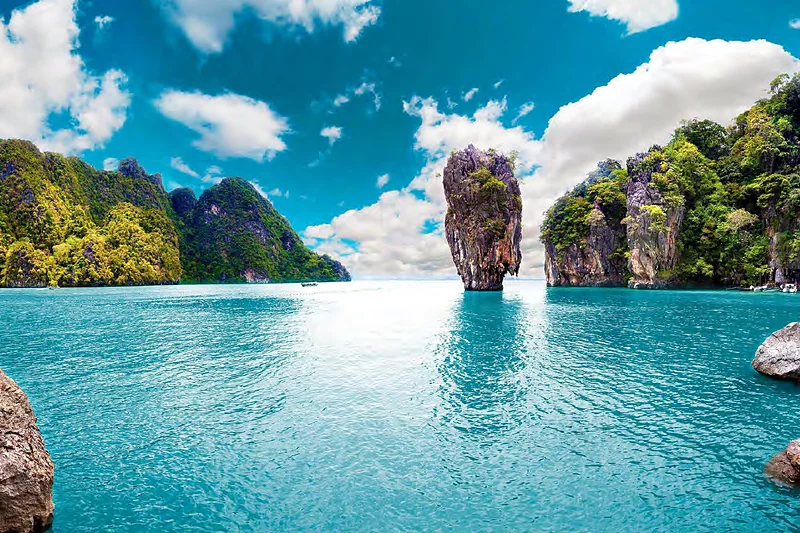 Islote de piedra caliza en la bahía de Phang Nga