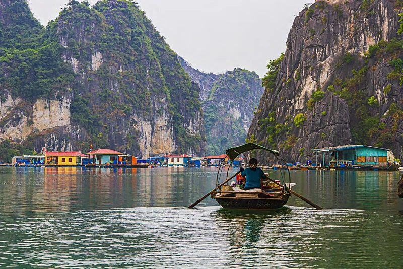 Pueblo flotante entre los acantilados de la bahía de Ha Long