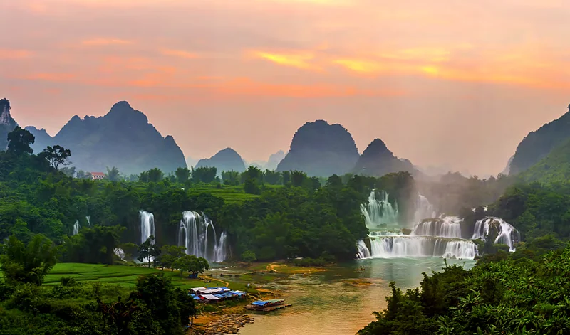La cascada de Ban Gioc entre montañas, en el extremo norte de Vietnam